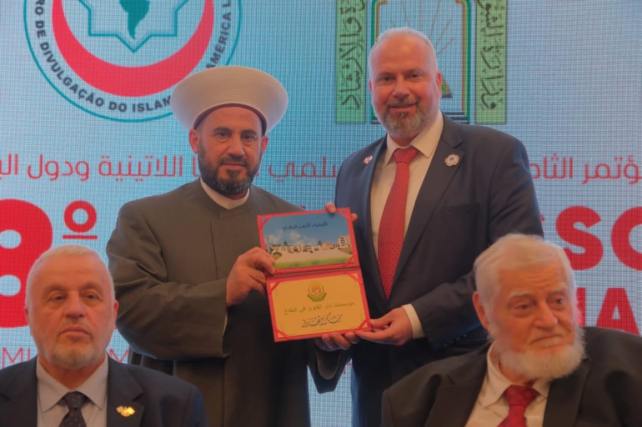 بكل محبة وتقدير، قدّم سماحة مفتي زحلة والبقاع، الشيخ علي الغزاوي، درع شكرٍ وتقدير إلى رئيس اتحاد الجامعات الدولي، البروفسور الدكتور محمد خير الغباني، وذلك اعترافاً بدوره الرائد وجهوده الكبيرة في دعم المسيرة الأكاديمية وتعزيز التعاون العلمي بين الجامعات في العالم.