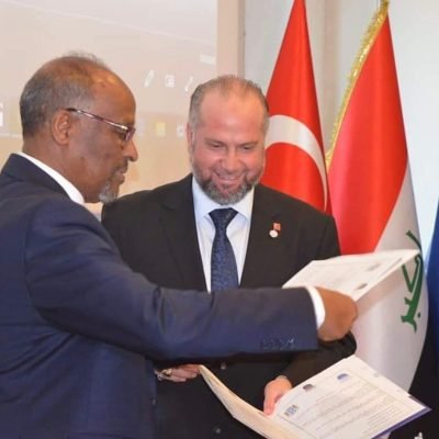 “في إطار تعزيز التعاون الأكاديمي العالمي، أبرم رئيس اتحاد الجامعات الدولي، البروفسور الدكتور محمد خير الغباني، اتفاقية استراتيجية مع وزارة التعليم والثقافة والبحث العلمي في جمهورية الصومال الفيدرالية، ممثلةً في معالي الوزير الدكتور عبد الله قودح. هذه الاتفاقية تُعد خطوة محورية نحو فتح آفاق جديدة من التعاون العلمي والبحثي، حيث تهدف إلى رفع مستوى التعليم العالي في الصومال عبر تبادل الخبرات الأكاديمية والبحثية، بالإضافة إلى تقديم فرص منح دراسية وبرامج تدريبية مبتكرة لطلاب الجامعات الصومالية في المؤسسات الأكاديمية الدولية. ومن المتوقع أن تُسهم هذه الاتفاقية في تعزيز مكانة الصومال كمركز إقليمي للبحث العلمي والتعليم العالي.”….