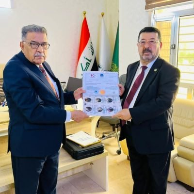 بناءً على توجيهات سعادة البروفيسور الدكتور محمد خير الغباني الحسيني رئيس اتحاد الجامعات الدولي، قام الأستاذ المساعد الدكتور بسيم حميد السامرائي، نائب رئيس الاتحاد لشؤون العراق، يرافقه وفد رسمي، بتسليم شهادة تجديد عضوية الاستاذ الدكتور صبيح الكناني نائب عميد كلية السلام للشؤون العلمية في اتحاد الجامعات الدوليوقد جرت مراسم التسليم بحضور كلٍّ من:الدكتور علي الحيالي، معاون العميد للشؤون الإداريةالأستاذ المساعد الدكتور خالد صبري الجنابي، رئيس قسم القانون في الكليةالأستاذ المساعد الدكتور ياسين علي مهدي، عضو الاتحاد – كلية الشريعة / جامعة سامراءويأتي هذا الإنجاز في إطار تعزيز أواصر التعاون الأكاديمي وترسيخ مكانة المؤسسات التعليمية الأعضاء في اتحاد الجامعات الدولي، بما يسهم في الارتقاء بالمستوى العلمي والبحثي وتوسيع آفاق الشراكة الدولية.
