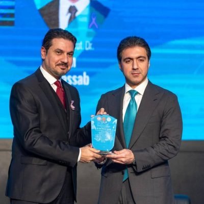 الأستاد المساعد الدكتور آلان قصاب رئيس الجمعية الدولية لطب الأسنان في اتحاد الجامعات الدولي متحدث رئيسي في ﻣﻨﺎﺳﺒﺔ اﻟﻴﻮم اﻟﻌﺎﻟﻤﻲ للسرطان وقد ﺷﺎرك ﻓﻲ اﻟﻔﻌﺎﻟﻴﺎت اﻟﻌﻠﻤﻴﺔ اﻟﺪوﻟﻴﺔ اﻟﻬﺎدﻓﺔ إﱃ ﺗﻌﺰﻳﺰ اﻟﻮﻋﻲ اﻟﺼﺤﻲ وﺗﺴﻠﻴﻂ اﻟﻀﻮء ﻋﲆ أﻫﻤﻴﺔ اﻟﻮﻗﺎﻳﺔ واﻟﻜﺸﻒ اﻟﻤﺒﻜﺮ ﻋﻦ اﻷﻣﺮاض اﻟﺴﺮﻃﺎﻧﻴﺔ، ودور اﻟﻜﻮادر اﻟﻄﺒﻴﺔ ﻓﻲ اﻟﺤﺪ ﻣﻦ آﺛﺎرﻫﺎ.…