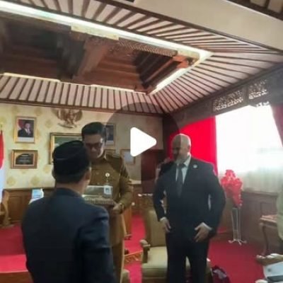 السيد هامنغ وجر اسمويو رئيس المنطقة الكلتين يهدي رئيس اتحاد الجامعات الدولي درعا