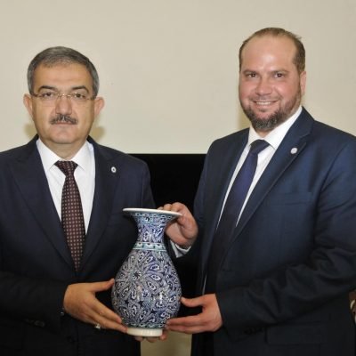 حضور دولي يرسّخ الشراكات ويصنع التأثير 🔥في إطار تعزيز التعاون الأكاديمي الدولي، قامرئيس اتحاد الجامعات الدوليالبروفسور الدكتور محمد خير الغبانيبزيارة رسمية إلى جامعة سلجوك (SELÇÜK ÜNİVERSİTESİ) الحكومية في الجمهورية التركية 🇹🇷حيث التقى رئيس الجامعة البروفسور الدكتور مصطفى شاهين (Prof. Dr. Mustafa Şahin)، في لقاءٍ أكاديمي رفيع المستوى تناول سبل تطوير الشراكات العلمية وتوسيع آفاق التعاون بين المؤسسات الجامعية على المستوى الدولي.🏛 وخلال الزيارة، قام رئيس جامعة سلجوكبتكريم البروفسور الدكتور محمد خير الغباني،حيث منحه درع جامعة سلجوك تقديرًا لجهوده البارزة ودوره الفاعل في دعم مسيرة التعليم العالي وتعزيز الحضور الأكاديمي العالمي.📸 الصورة: لحظة تكريم رسمية، يجسد فيها التقدير المتبادل والشراكة العلمية بين القيادات الأكاديمية.💥 خطوة جديدة نحو العالمية… وشراكات تُبنى بثقة الكبار.