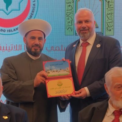 بكل محبة وتقدير، قدّم سماحة مفتي زحلة والبقاع، الشيخ علي الغزاوي، درع شكرٍ وتقدير إلى رئيس اتحاد الجامعات الدولي، البروفسور الدكتور محمد خير الغباني، وذلك اعترافاً بدوره الرائد وجهوده الكبيرة في دعم المسيرة الأكاديمية وتعزيز التعاون العلمي بين الجامعات في العالم.